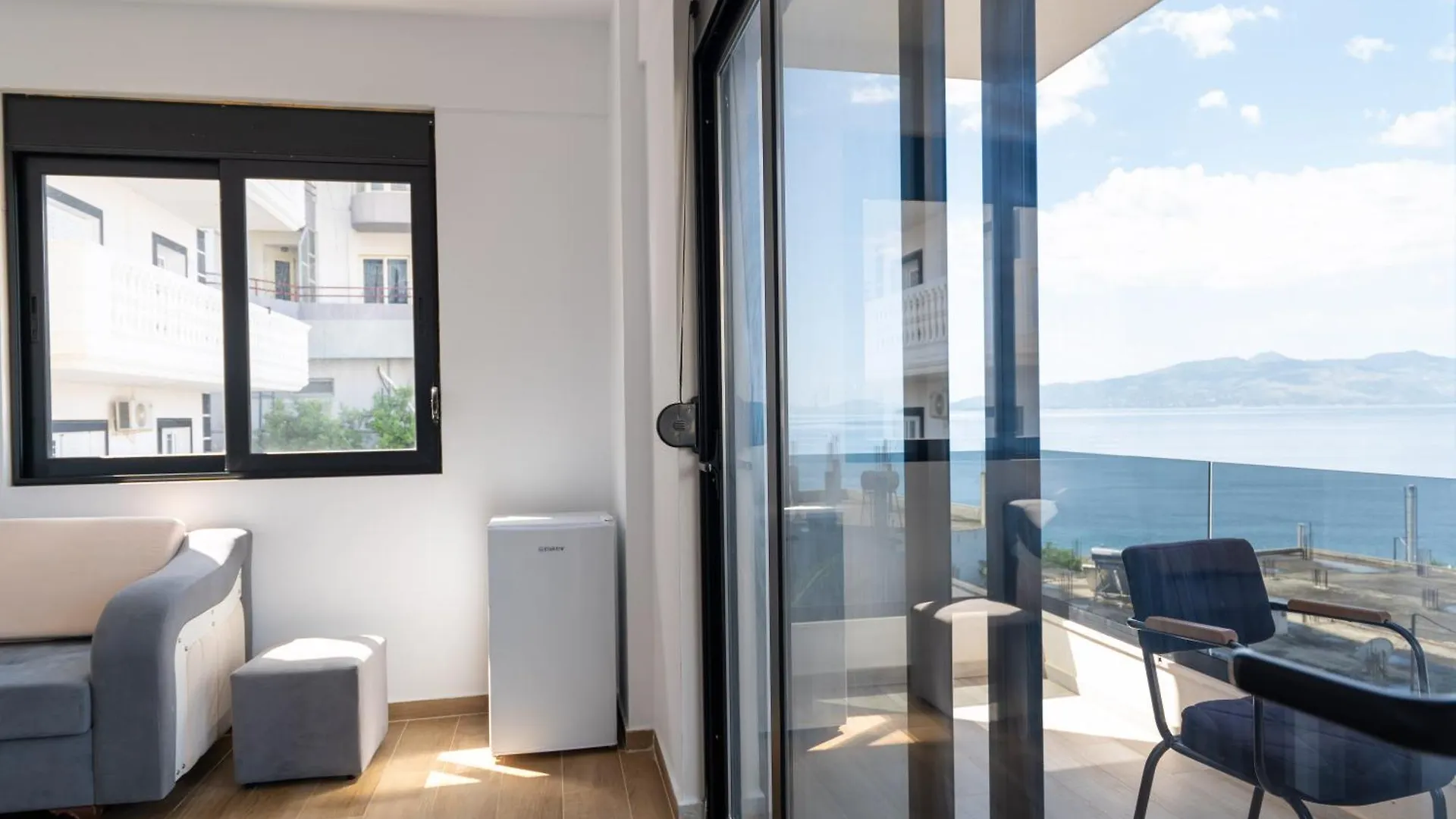 Golden Sun Rooms Sarandë アパート