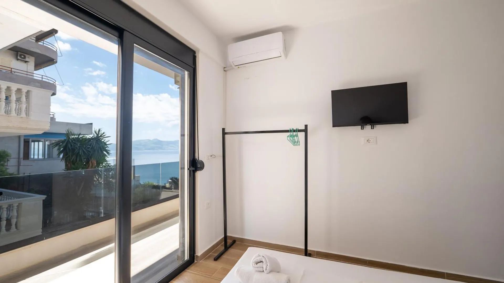 Golden Sun Rooms Sarandë Appartement