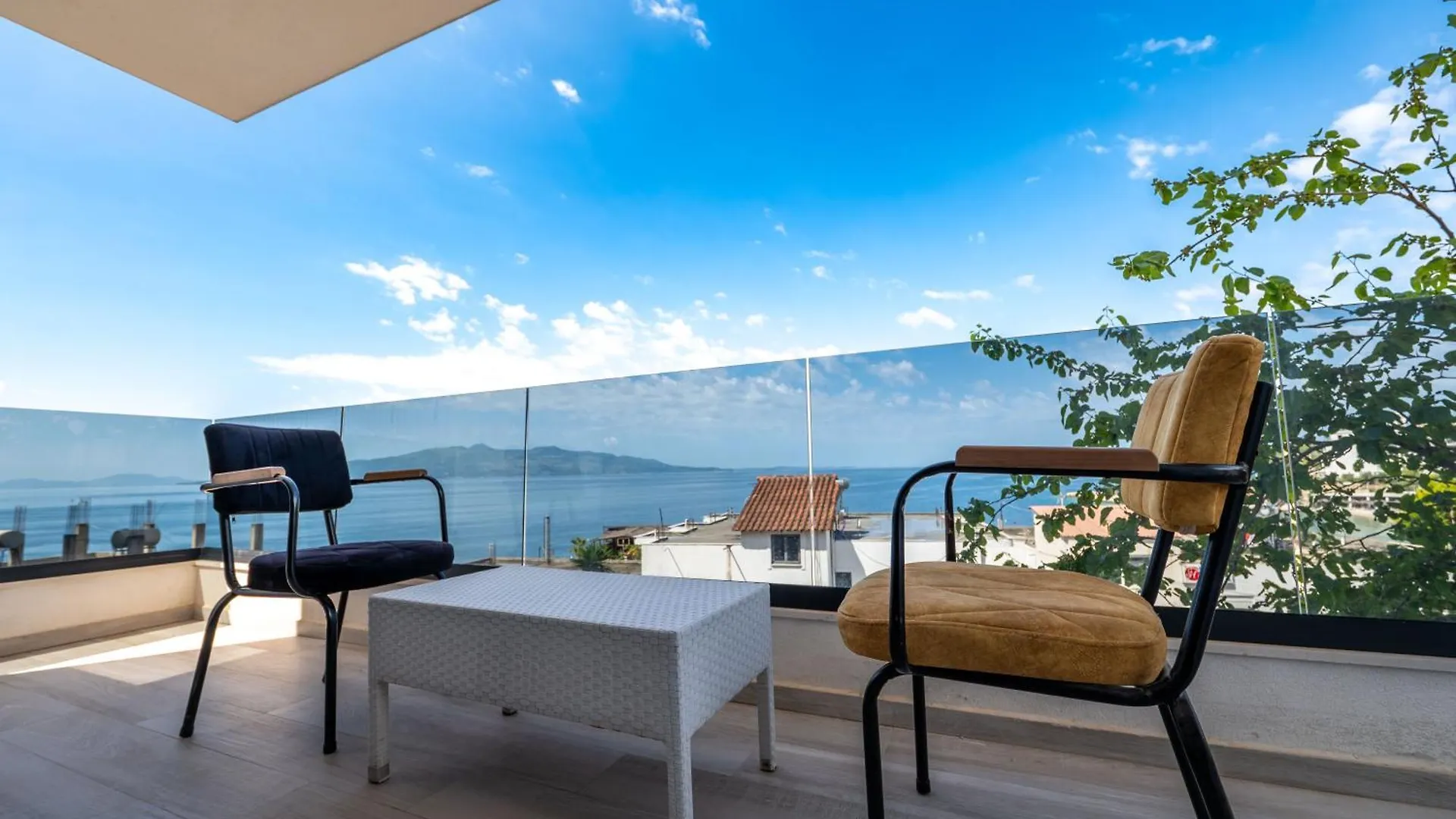Golden Sun Rooms Sarandë アパート