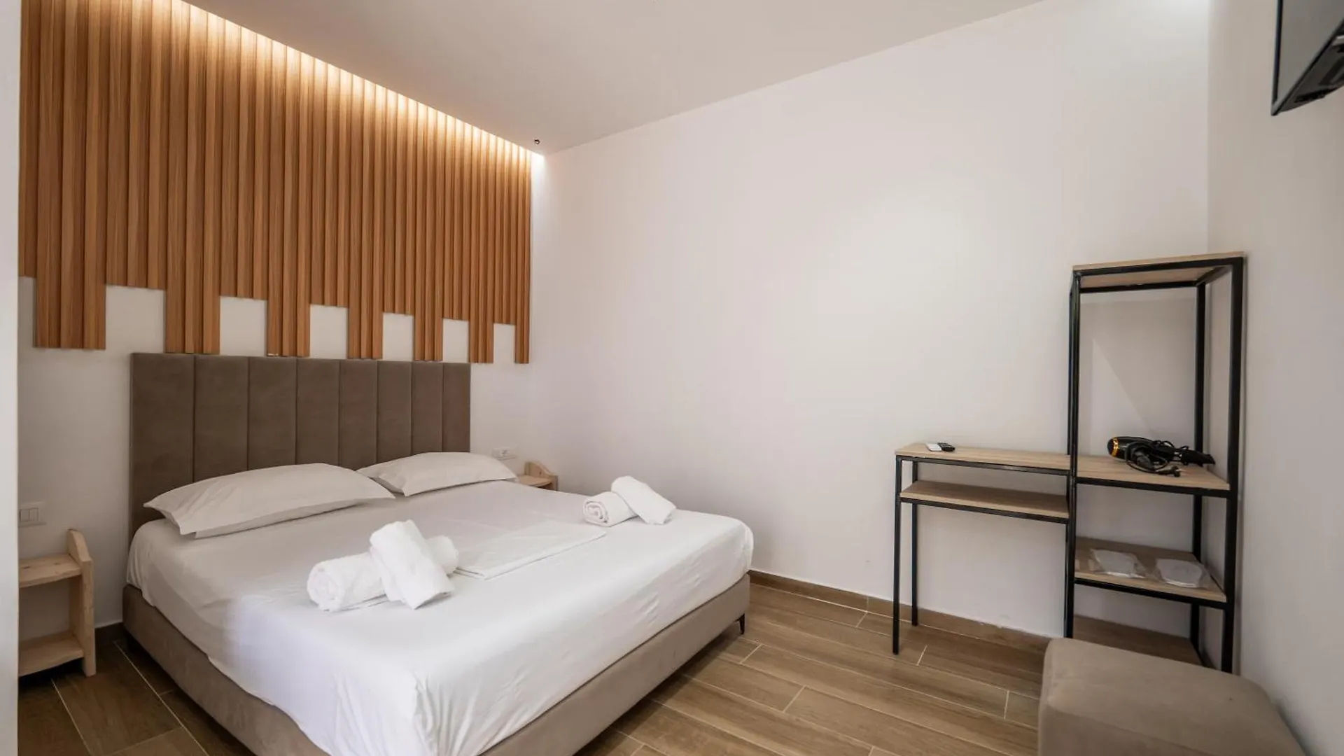 Golden Sun Rooms Sarandë