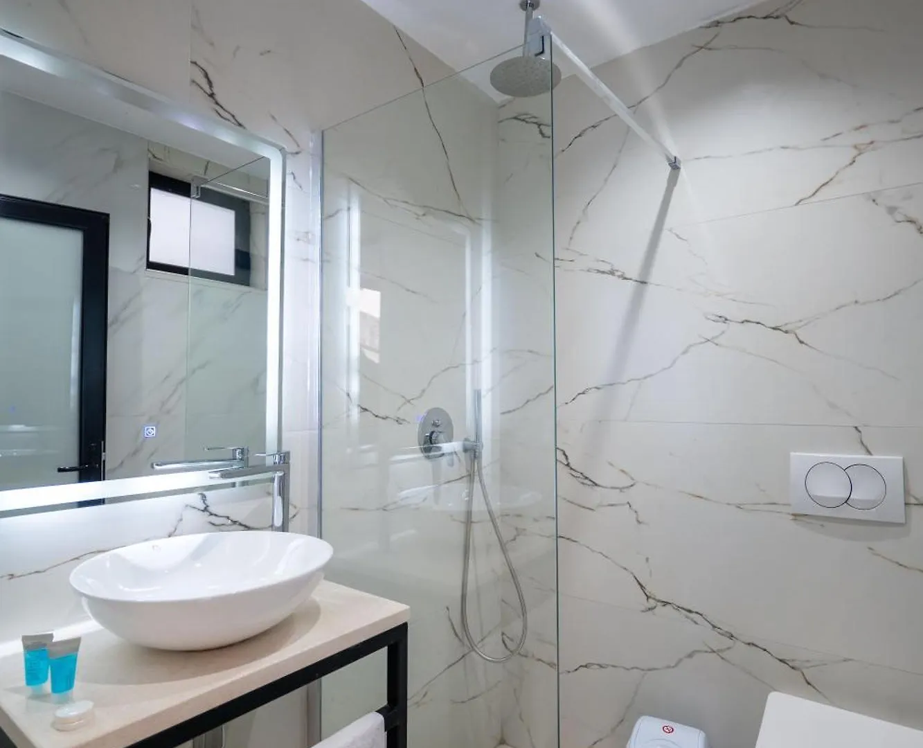Golden Sun Rooms Sarandë アパート
