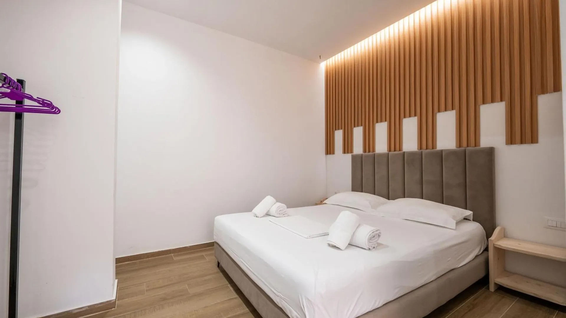 Golden Sun Rooms Sarandë アパート