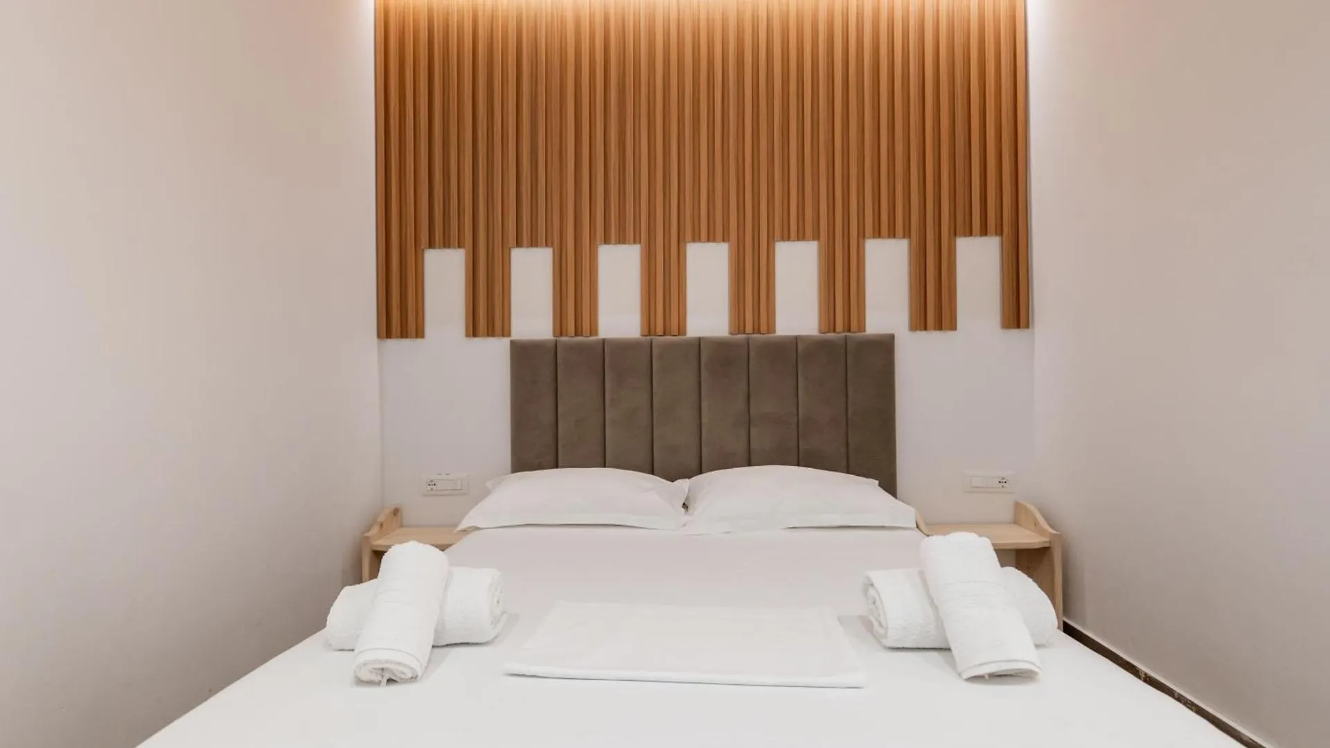 Golden Sun Rooms Sarandë アパート