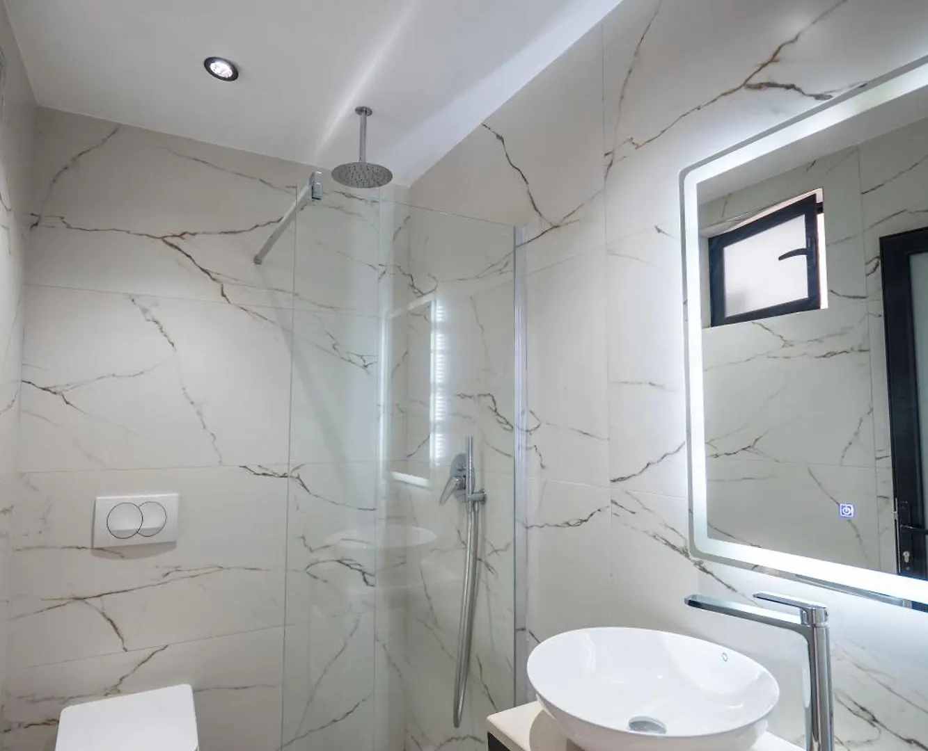 Golden Sun Rooms Sarandë アパート