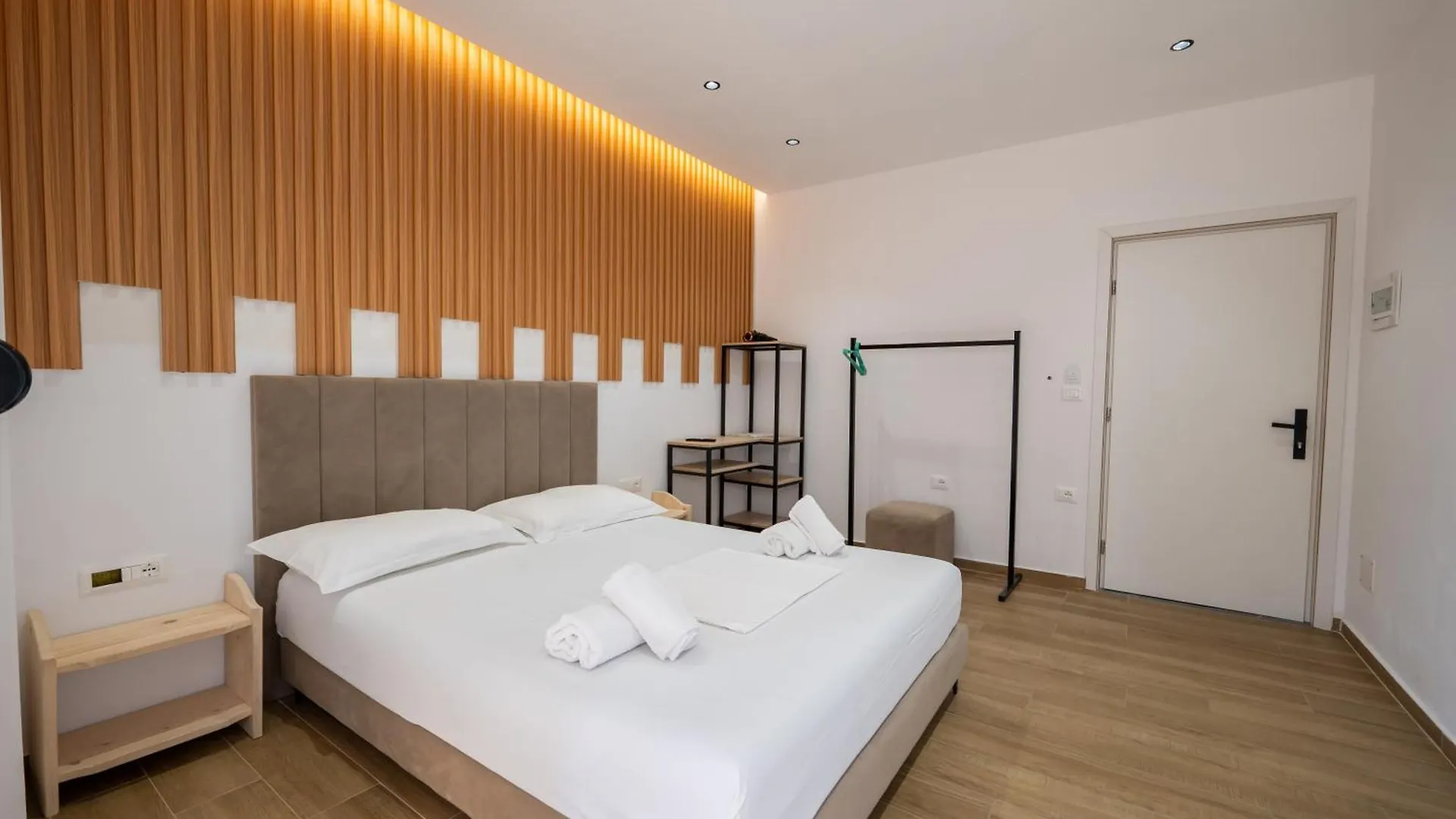 Golden Sun Rooms Sarandë Appartement
