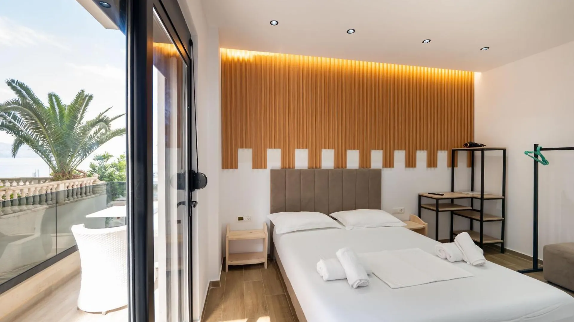 Golden Sun Rooms Sarandë
