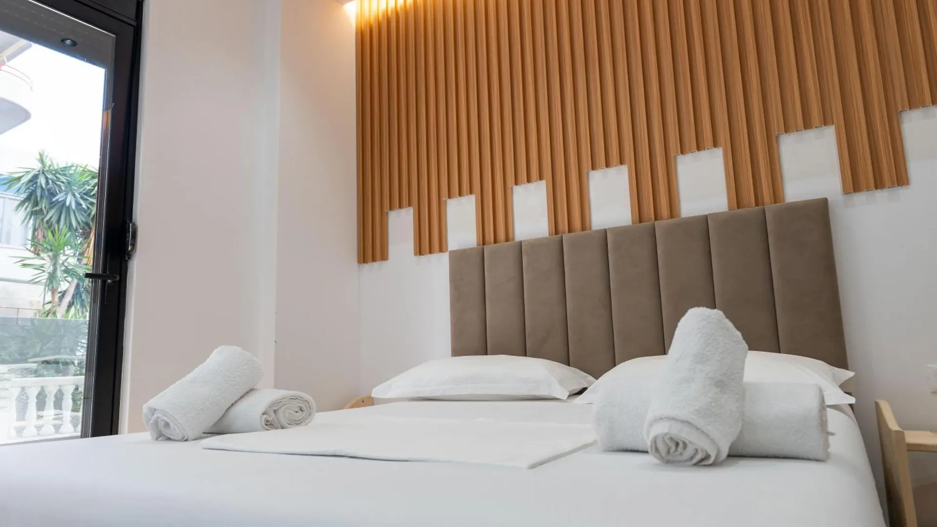 Golden Sun Rooms Sarandë